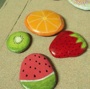Manualidades niños pintar piedras
