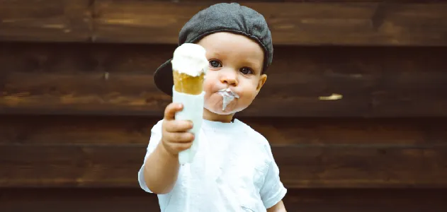 Niño disfrutando de un helado natural en verano