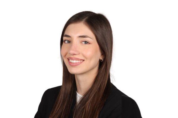 Dra. Tiziana Cialdella — Experta en odontología restauradora y odontopediatría en PequeCiro
