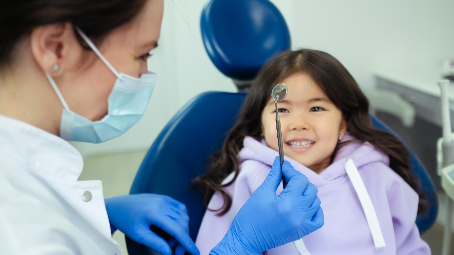 Niña en el dentista.